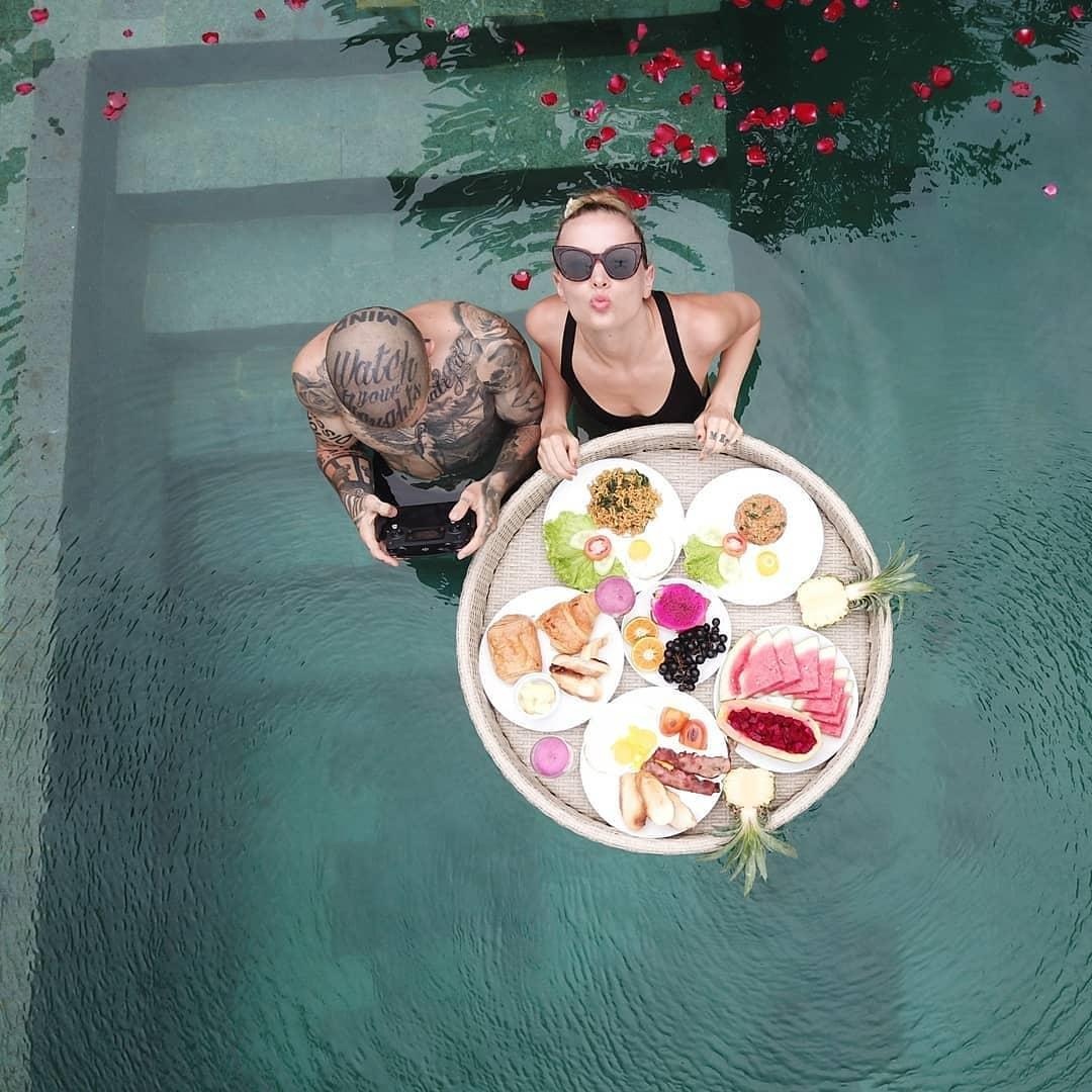 Cặp vợ chồng người Đức xin tiền đi du lịch ảnh 2 Cap vo chong nguoi Duc xin tien di du lich anh 2