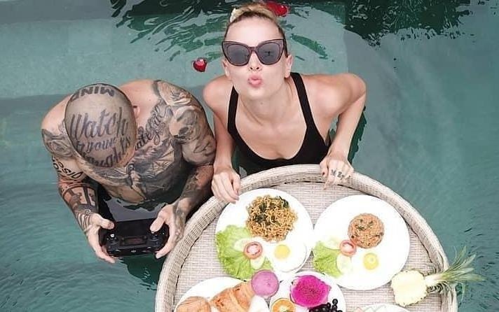 Vo chong nguoi Duc bi 'nem da' vi xin tien dan mang de di du lich hinh anh