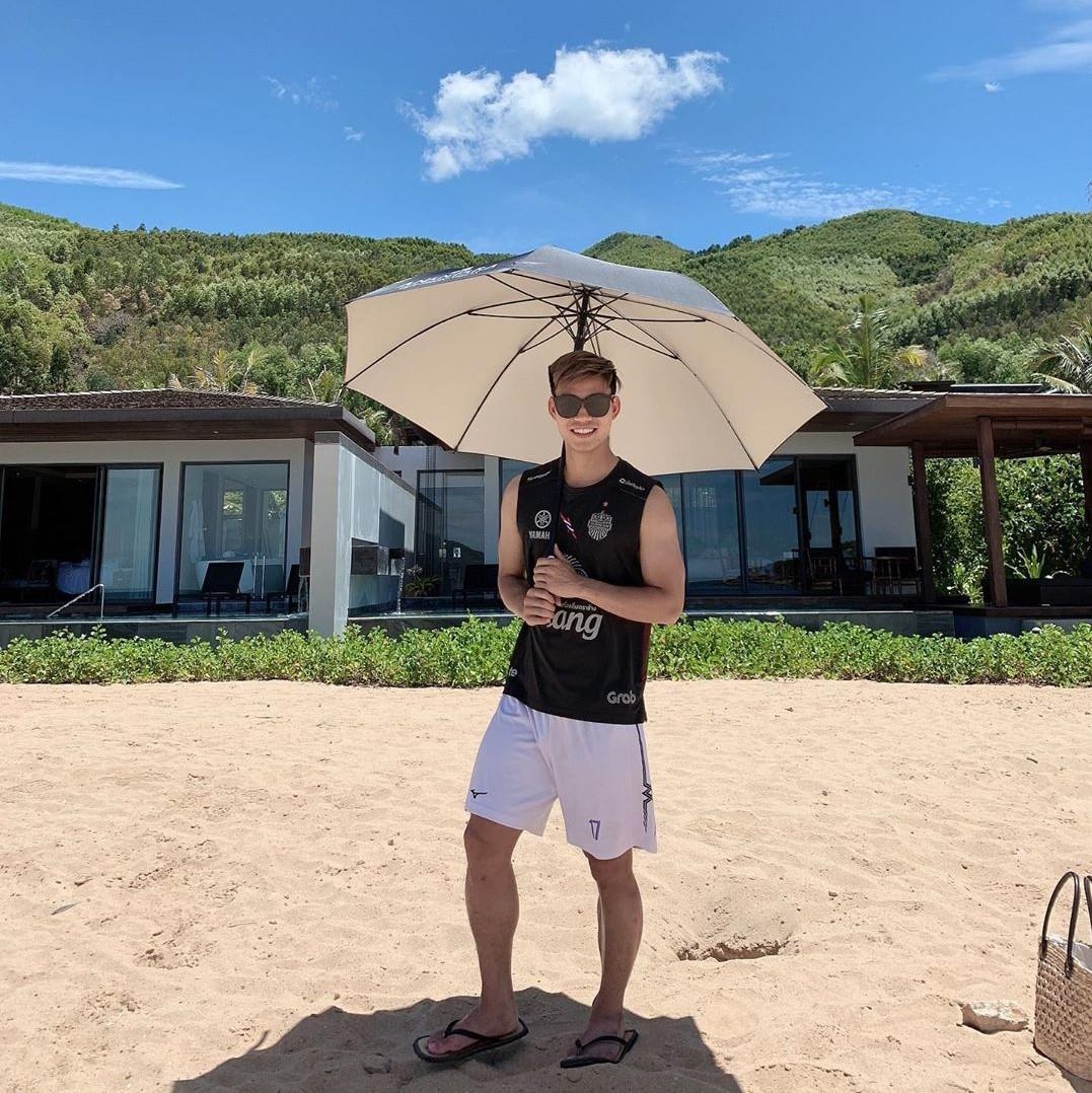 Hoi cau thu di choi voi ban gai anh 6