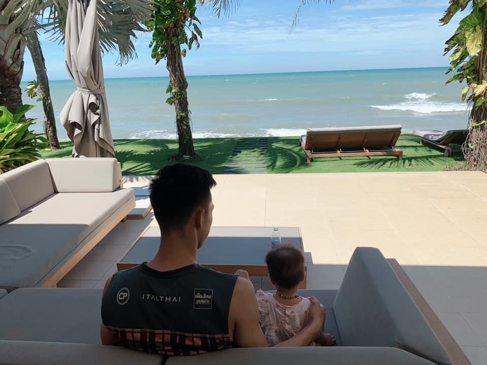 Hoi cau thu di choi voi ban gai anh 8