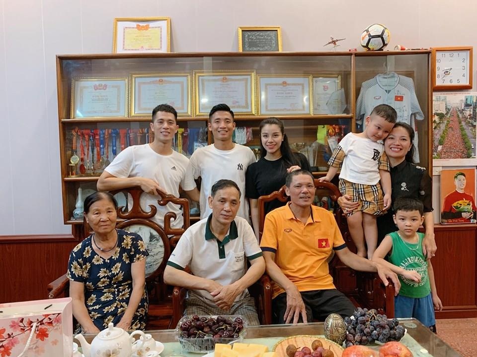 Hoi cau thu di choi voi ban gai anh 1