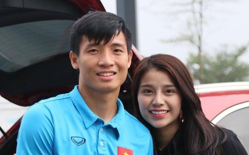 Hinh anh dau tien ve le an hoi cua Bui Tien Dung voi ban gai hinh anh