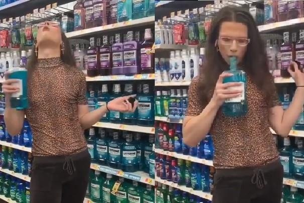 Anh chang uong trom nuoc suc mieng roi nho lai vao chai trong sieu thi hinh anh