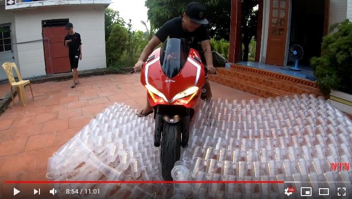 Nguyễn Thành Nam xây nhà bằng 5000 cốc nhựa ảnh 3 Nguyen Thanh Nam xay nha bang 5000 coc nhua anh 3