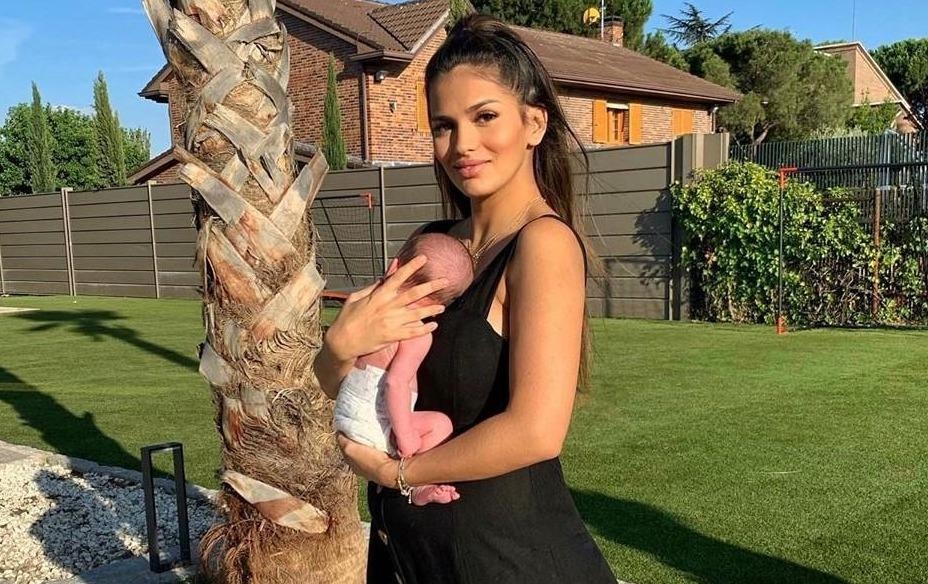 Nang WAGs Real bi 'nem da' vi be con moi sinh duoi nang de 'song ao' hinh anh