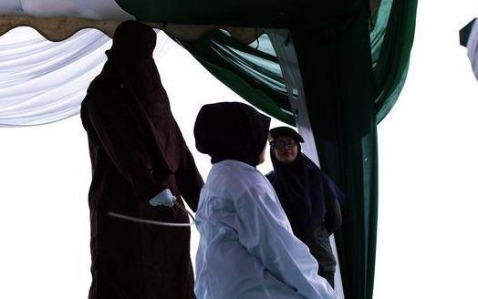 Doi tre Indonesia bi danh 100 roi vi quan he tinh duc truoc hon nhan hinh anh