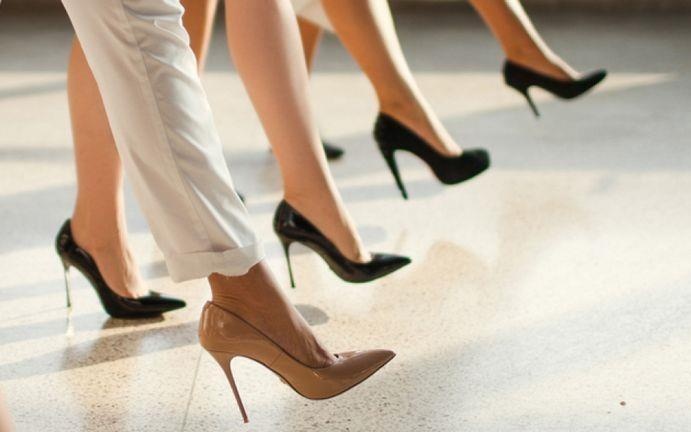 Phu nu Nhat Ban dau tranh de khong phai di giay cao got hinh anh