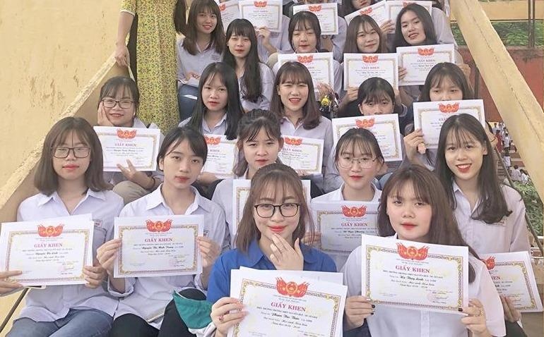 Lop hoc 'toan gai xinh', ai cung co giay khen khien dan mang tram tro hinh anh