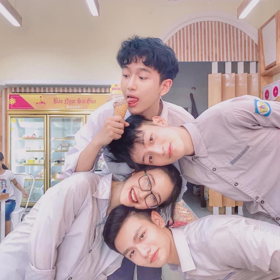 Hoi ban than 7 nguoi anh 6