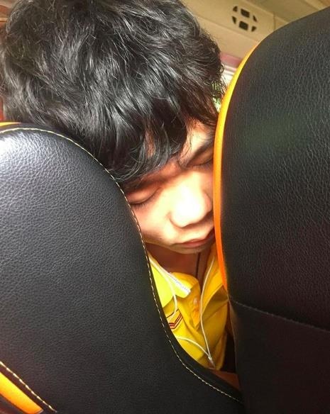 Cau thu dim hang nhau anh 10