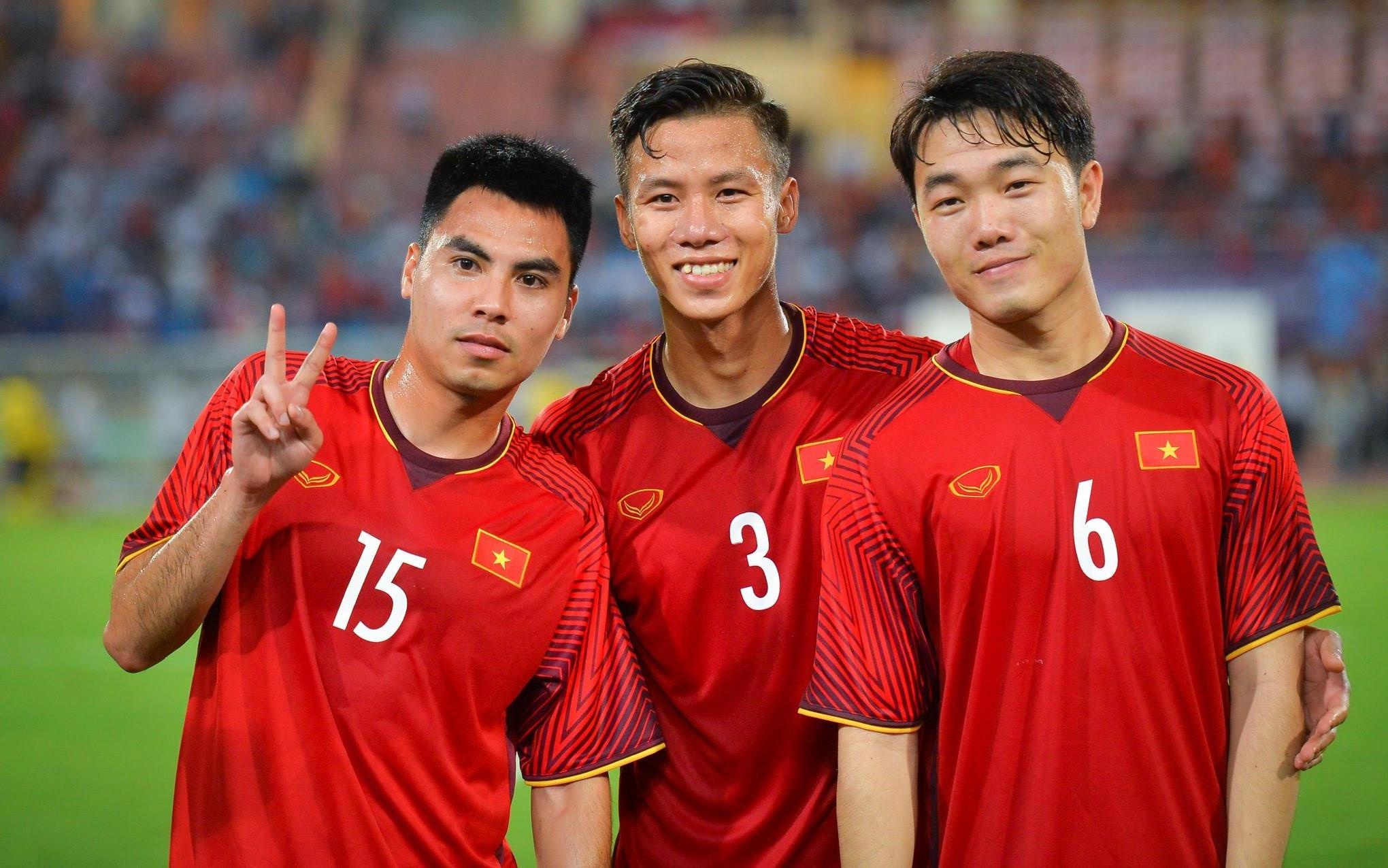 Hai Que - Lam Tay va hoi cau thu 'danh ca thanh xuan' treu choc nhau hinh anh