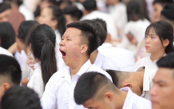 Hoc sinh ngap dai, khoc nuc no trong le khai giang nam hoc moi hinh anh