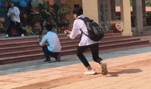 Man quay phim ca nhac 'bat chap' cua nam sinh trong khai giang hinh anh