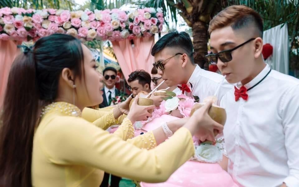 Uong 100 qua dua khi di hoi vo va loat thu thach trong ngay cuoi hinh anh