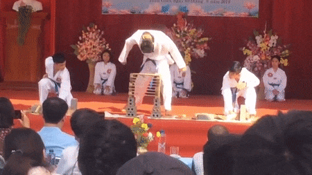 Hoc sinh dap vo gach lat nen bang dau va tay trong le khai giang hinh anh