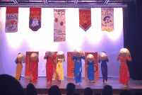 Sinh vien Viet Nam tai My nhay hien dai voi non la, ao dai hinh anh