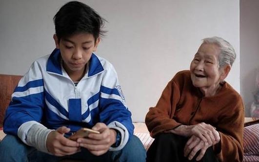 Gioi tre giam thoi gian dung dien thoai, nguoi lon la 'con nghien' moi hinh anh