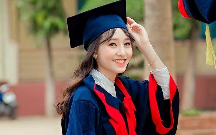 Nu cuoi rang ro cua nu sinh liet ca hai chan hinh anh