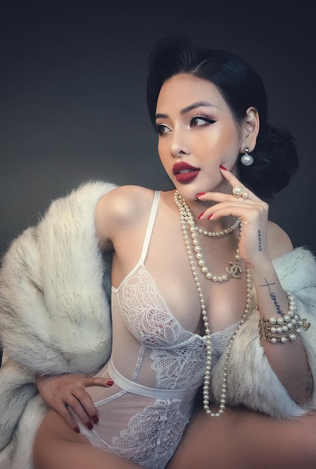 Cô gái chụp ảnh phản cảm ở Hội An ảnh 2 Co gai chup anh phan cam o Hoi An anh 2