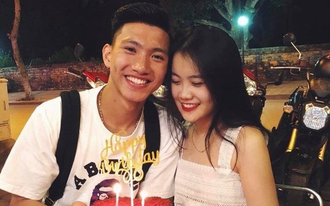 Ba cap cau thu - WAGs tu on ao den im lang, khoa anh chup chung hinh anh