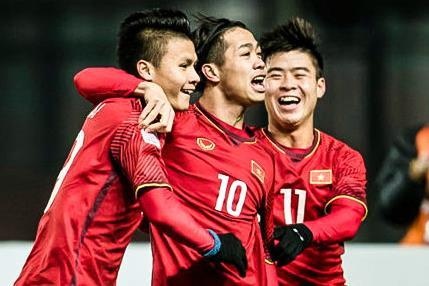 Anh che fan vui mung khi U23 Viet Nam roi vao bang dau vua suc hinh anh