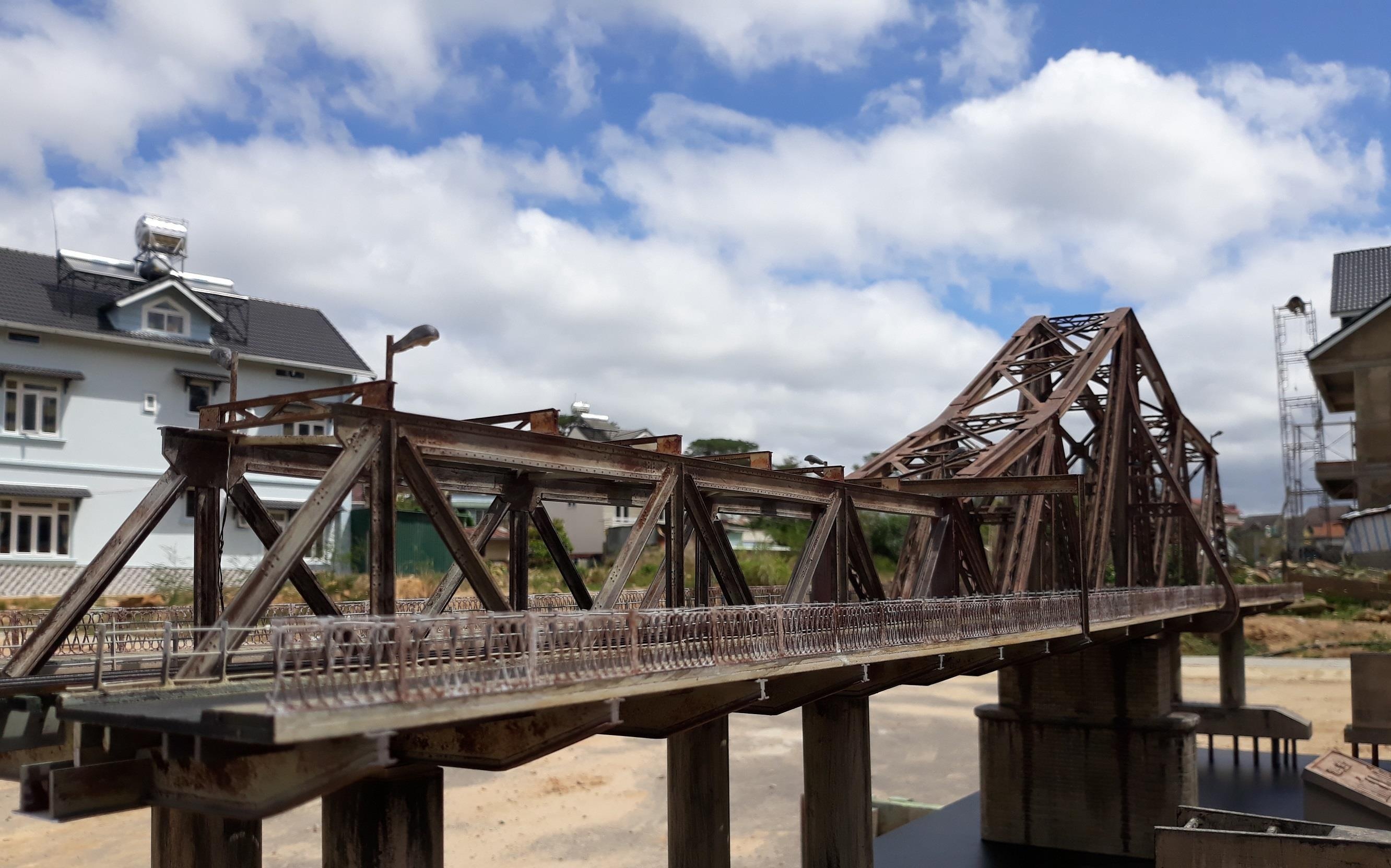 Mo hinh cau Long Bien dep mat cua 8X o Da Lat hinh anh