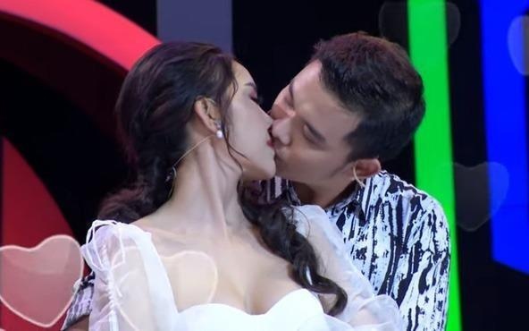 Hoa khoi hon ban dien o show hen ho dang suy sup, phai truyen nuoc hinh anh