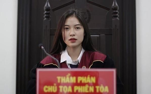 Nu sinh nganh Luat bat ngo noi tren mang khi vao vai chu toa hinh anh