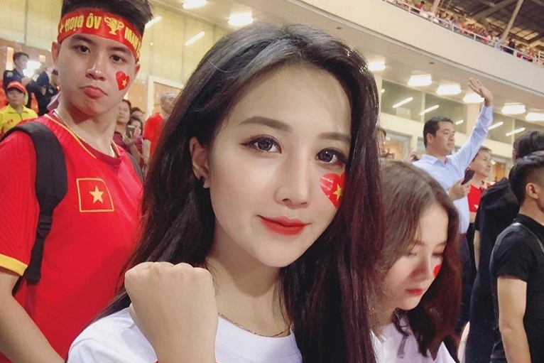 Khoe anh cu co vu tuyen Viet Nam, co gai bong bi dan mang hieu nham hinh anh