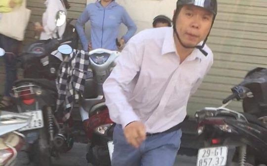 Nguoi dan ong bi to danh phu nu khi duoc nhac xep hang o cay ATM hinh anh