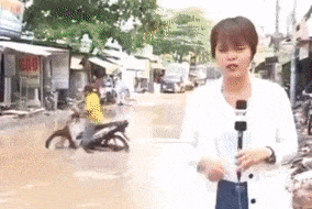 Nguoi di duong nga dung luc ban tin VTV ghi hinh hinh anh