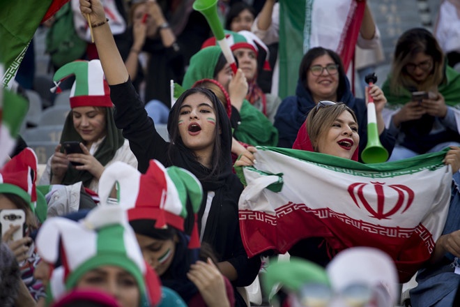 phụ nữ Iran bị cấm đi xem bóng đá ảnh 2 phu nu Iran bi cam di xem bong da anh 2