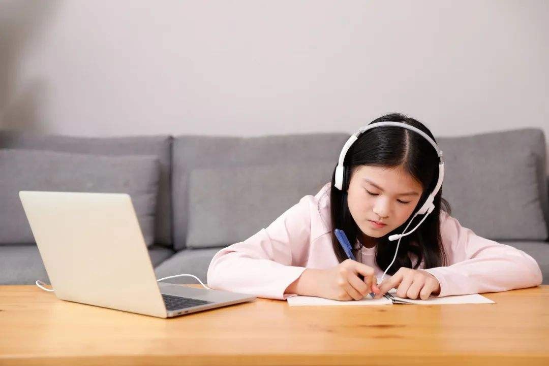 Thue khach san 5 sao cho con hoc online o Trung Quoc hinh anh