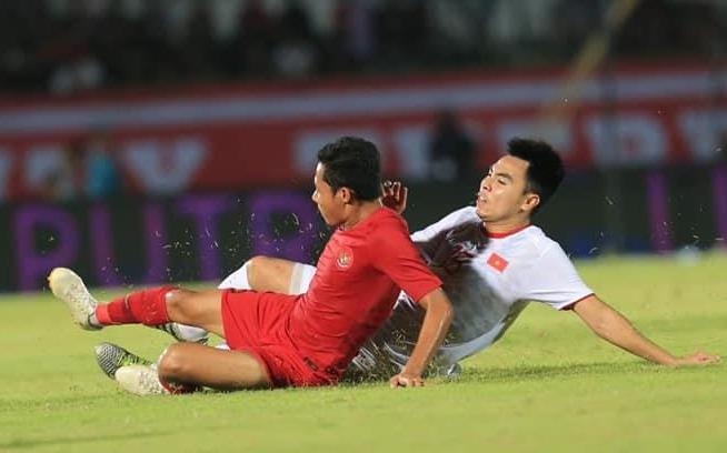 Duc Huy tai ngo cau thu Indonesia tung khien anh thua o giai U19 hinh anh