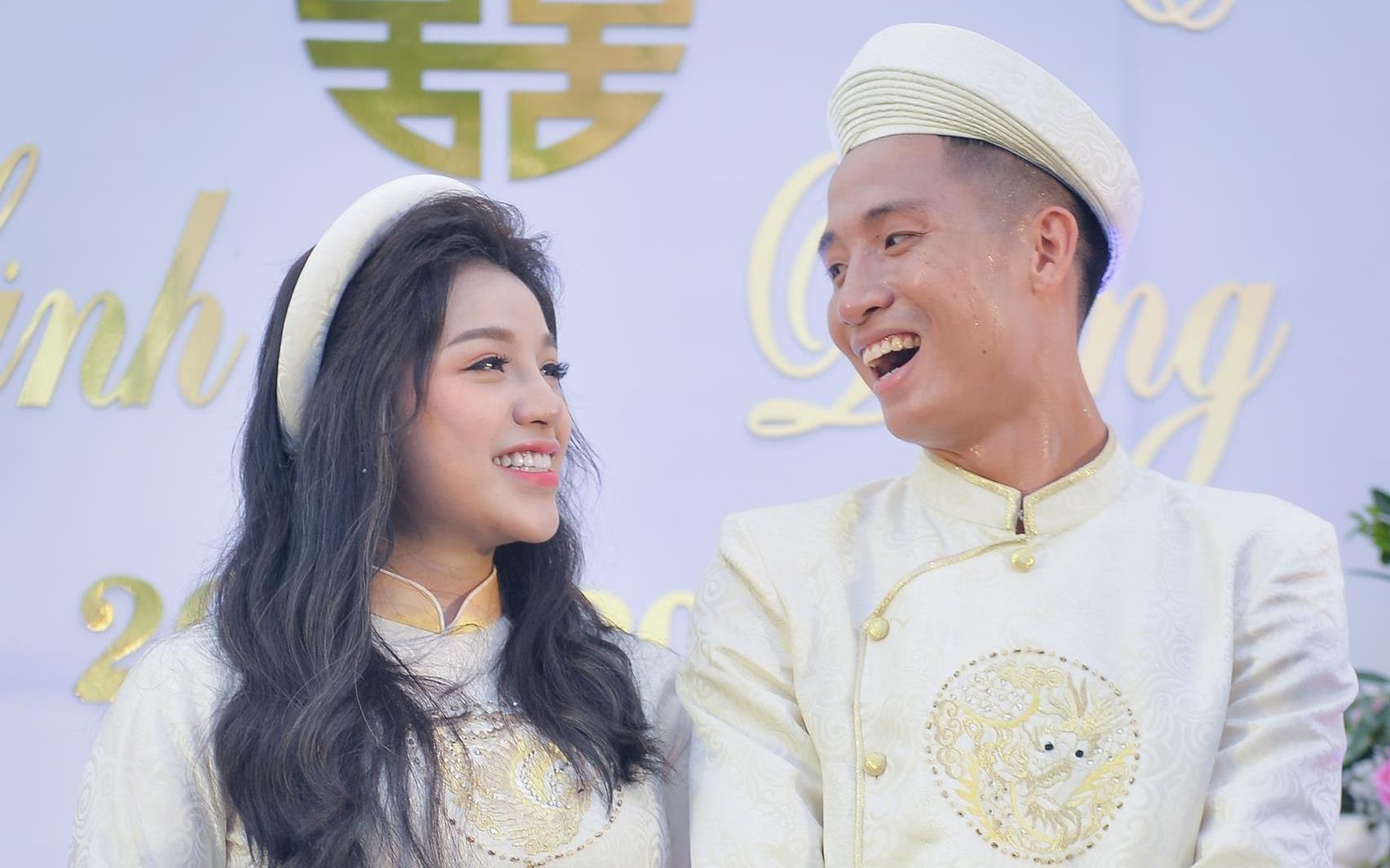 Que Ngoc Hai, Bui Tien Dung ngot ngao ben vo con khi vua ve Viet Nam hinh anh