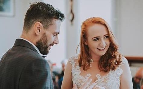 Co gai dong y cuoi du biet ban trai sap qua doi vi ung thu hinh anh