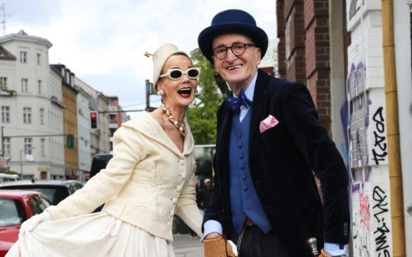 Cap vo chong gia luon mac do doi khi dua nhau di tron hinh anh