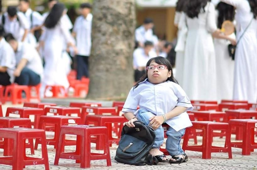Nu sinh toa sang du khiem khuyet anh 8