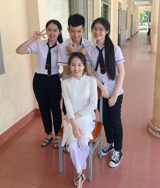 Nu sinh toa sang du khiem khuyet anh 4