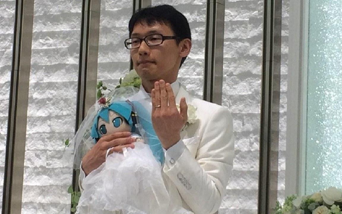 Tung bi phu nu bat nat, chang trai Nhat quyet cuoi vo ao hinh anh