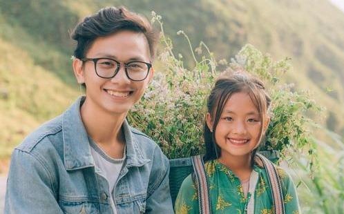 Be gai ban vong hoa o Ha Giang tu tin chup anh hinh anh