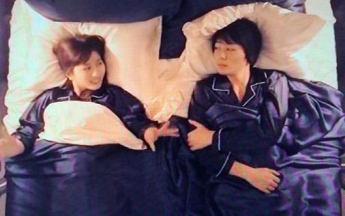 Show Nhat Ban bi chi trich vi de sao nam ngu chung giuong voi fan nu hinh anh