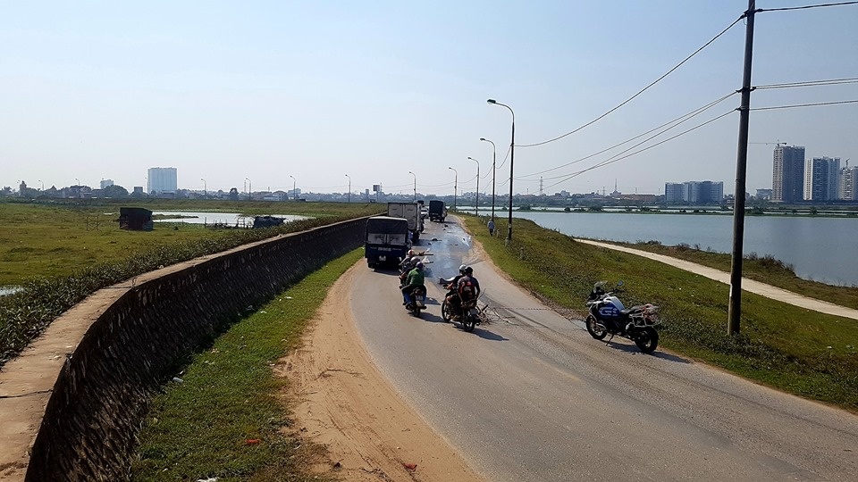dựng cảnh báo khi dầu đổ trên đường ảnh 2 dung canh bao khi dau do tren duong anh 2