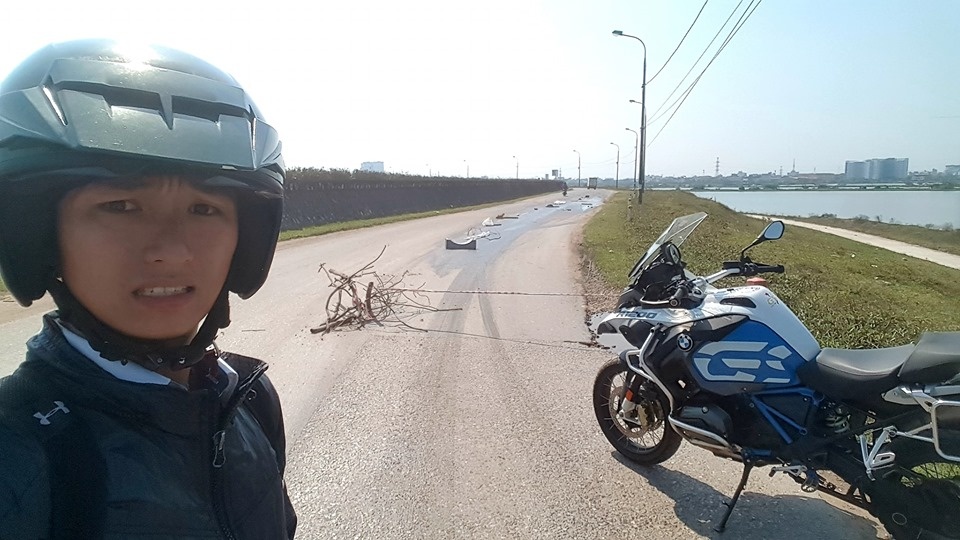 dựng cảnh báo khi dầu đổ trên đường ảnh 1 dung canh bao khi dau do tren duong anh 1
