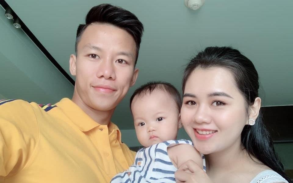 Hoi bo bim sua tuyen Viet Nam lay vo con lam dong luc truoc tran UAE hinh anh