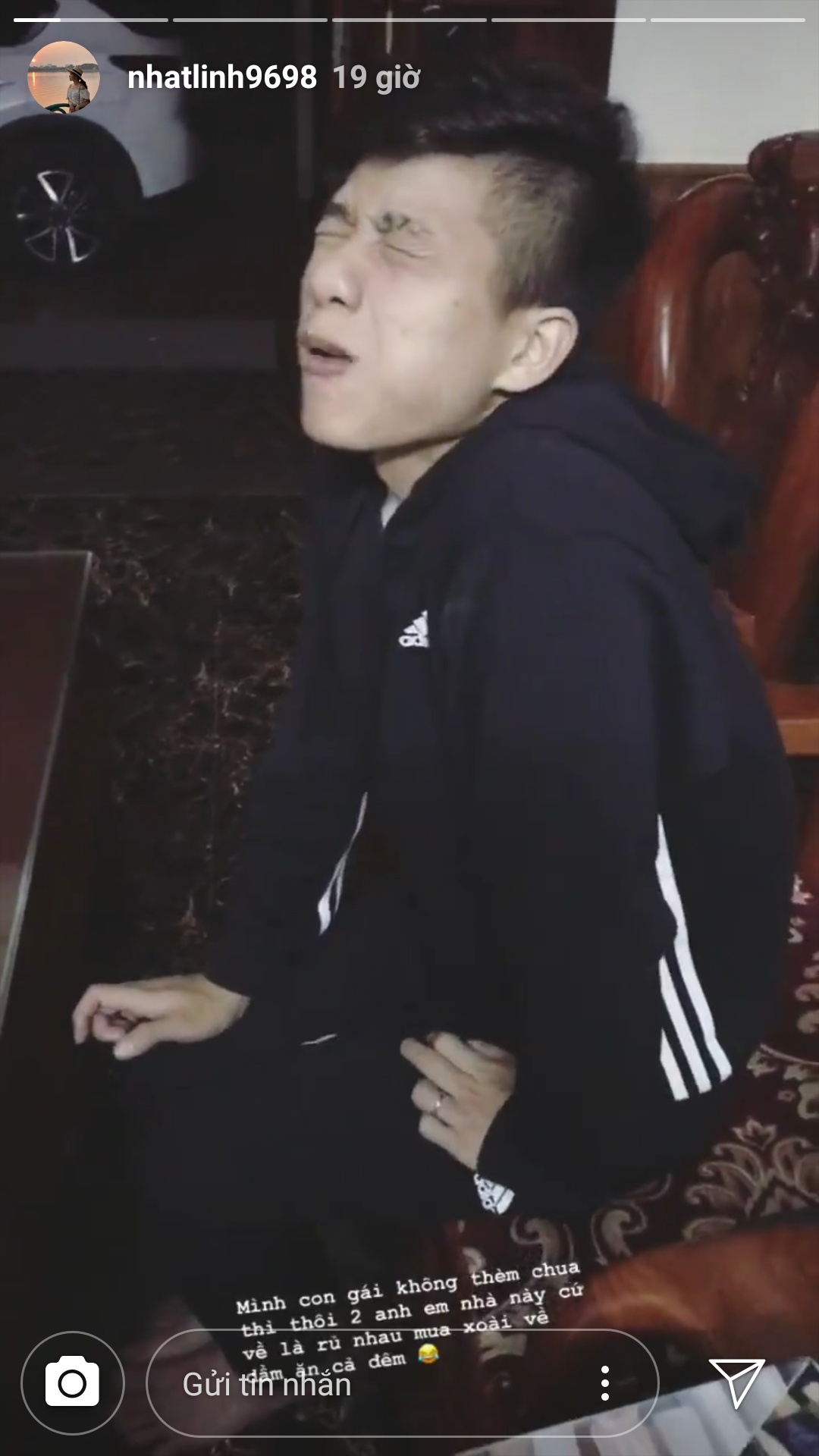 Phan Van Duc ve nha ban gai anh 4