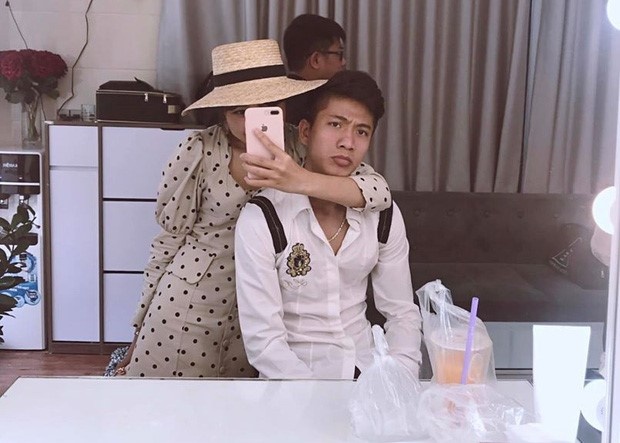 Phan Van Duc ve nha ban gai anh 1