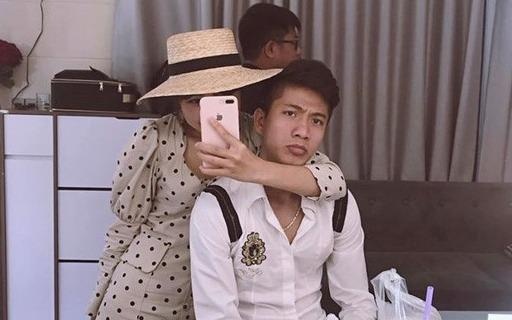 Ban gai Van Duc mac vay cuoi, khoe tinh cam giua tin don sap ket hon hinh anh