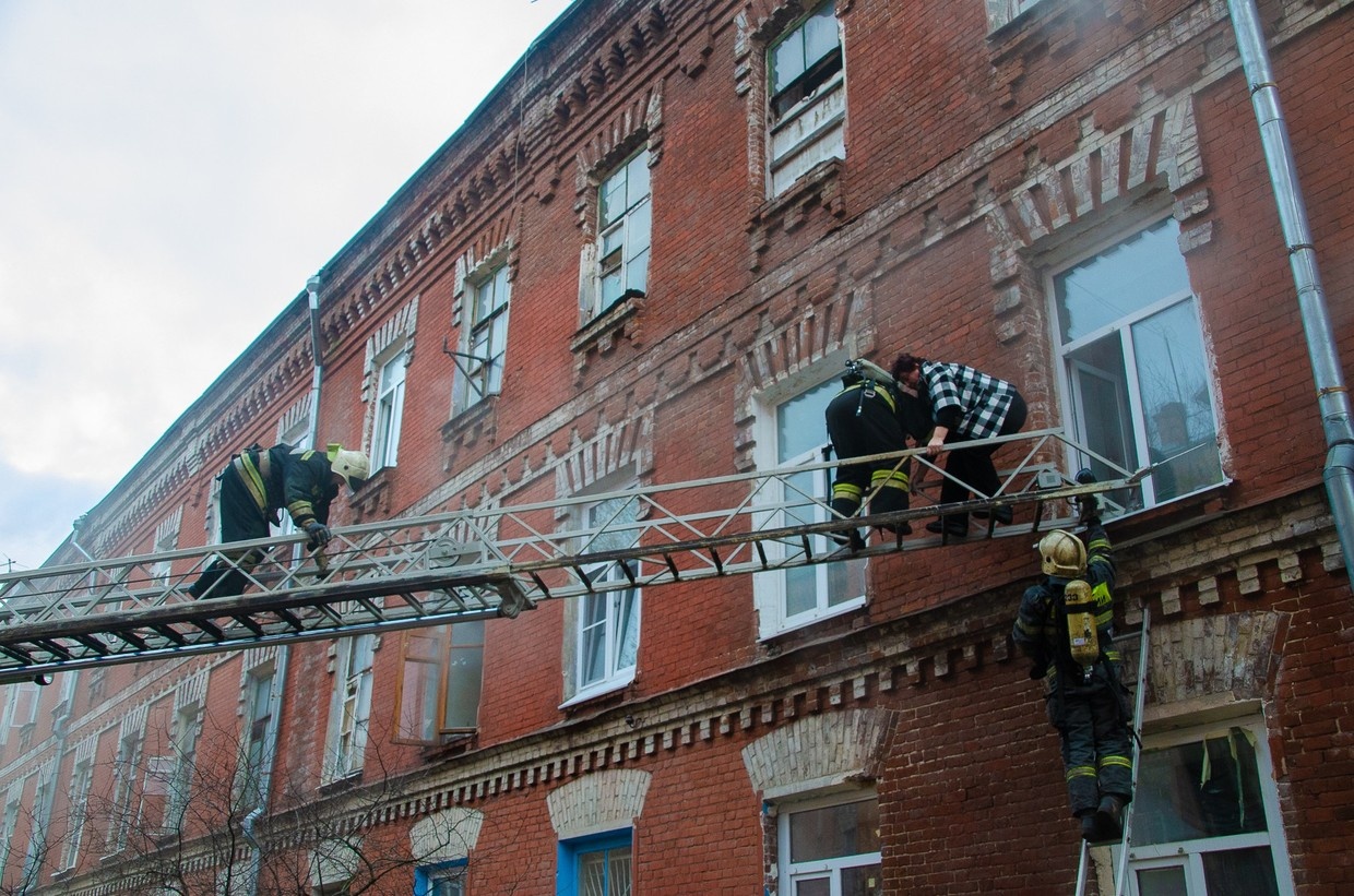 Cảnh sát cứu mèo trong đám cháy ảnh 3 Canh sat cuu meo trong dam chay anh 3