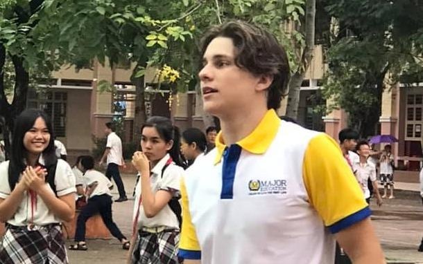 Thay giao tieng Anh tai TP.HCM duoc chu y nho buc anh chup len hinh anh